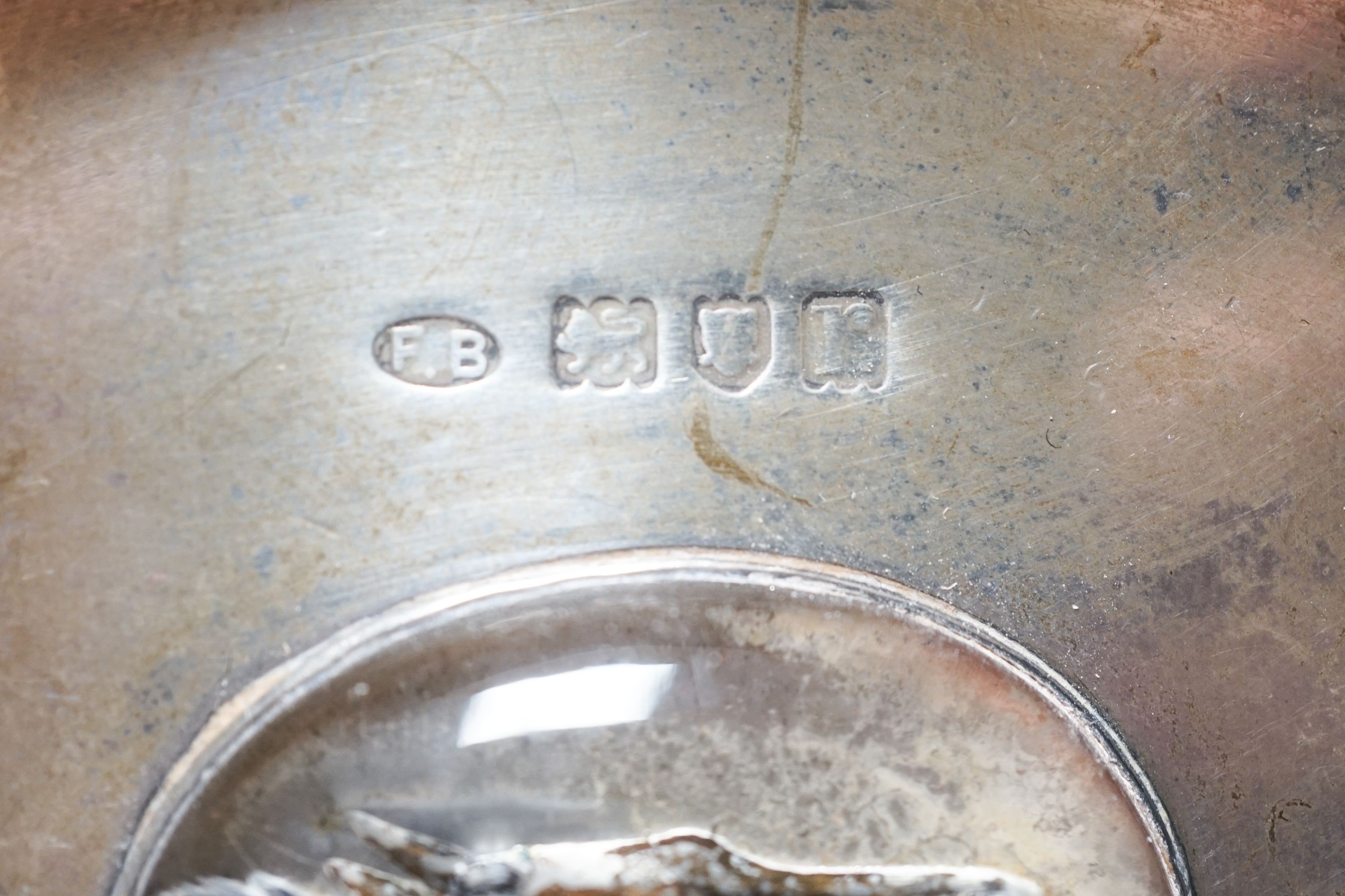 A George V silver oval dish with inset Essex crystal depicting two horse's heads, Frederick Thomas Buckthorpe, London, 1912, 11.4cm.